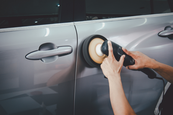 Carrosserie voiture kia dans le showroom